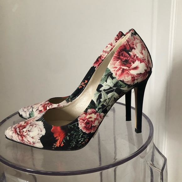 Karen Millen heels. Pointy toes. Fabric. Size 39 - Picture 3 of 4